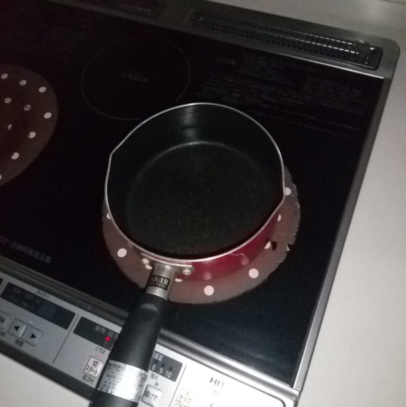 鍋でお湯を沸かす