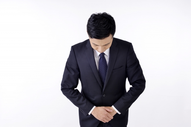 お辞儀する男性